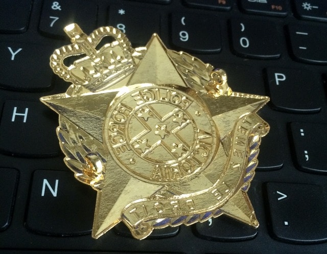Australian Victoria Police Force Badge Tenez Le Droit (Gold) - Image 2