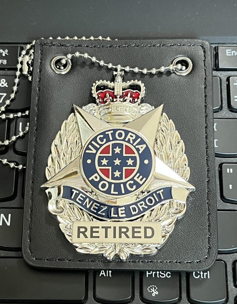 Australian Victoria Police Force Badge TENEZ LE DROIT Retired & Leather Holder